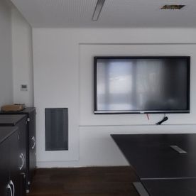 Flachbildfernseher in eine Wand eingelassen