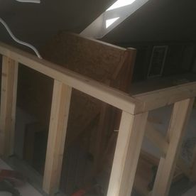 Holzbau um einen Treppendurchgang
